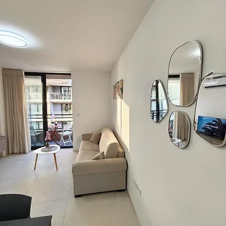 Paceville Glow Three Сент Джулианс