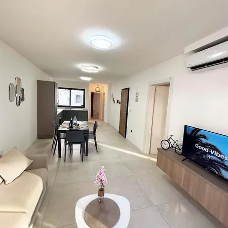 Paceville Glow Three Сент Джулианс