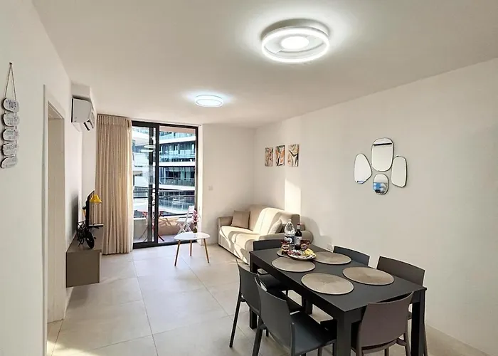 Paceville Glow Three Daire *