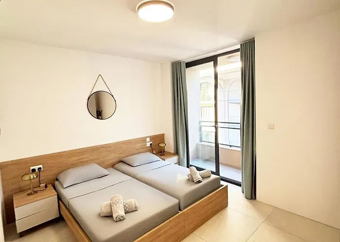 Paceville Glow Three Daire *