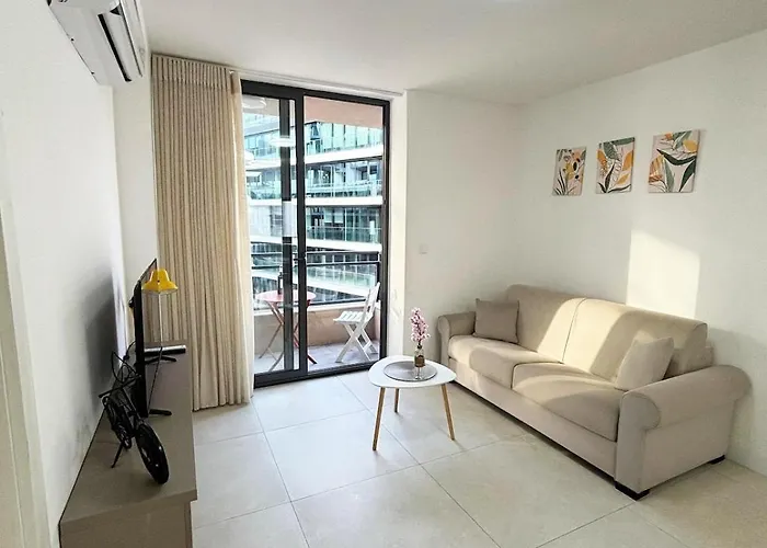 Paceville Glow Three Daire *