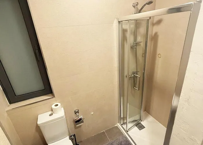 Paceville Glow Three Daire *